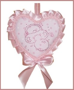 52436-coccarda-o-fiocco-a-forma-di-cuore-con-un-ciuccio.s